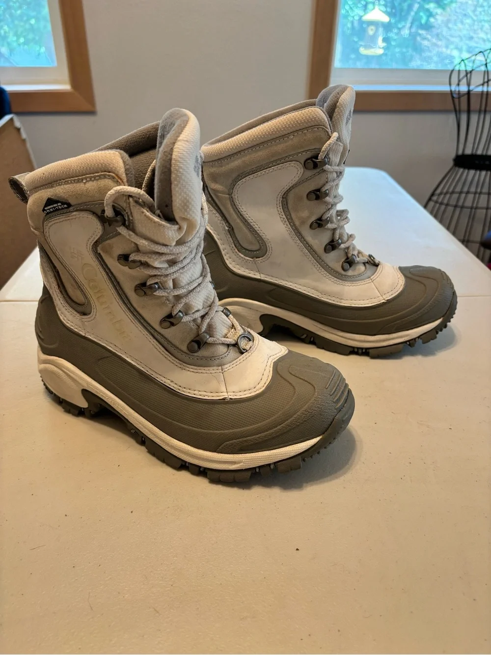 Columbia Winter Boots in Light Gray and White 6.5
